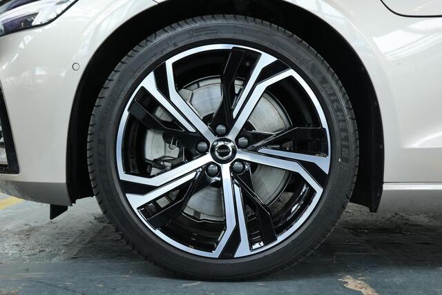 Volvo V60 T8 Automaat Plug-in hybrid AWD Plus Dark | Semi-Electrische Wegklapbare Trekhaak | Harman Kardon Premium Audio | 360° Parkeercamera | Parkeersensoren voor + achter | Stoelverwarming | Panoramadak | Head-Up Display .