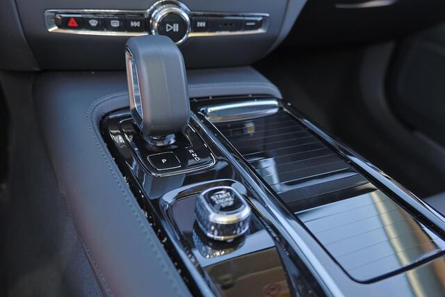 Volvo V60 T6 Recharge AWD Plus Dark - Panorama/schuifdak - IntelliSafe Assist & Surround - 360º Camera - Harman/Kardon audio - Verwarmde voorstoelen, stuur & achterbank - Parkeersensoren voor & achter - Elektr. bedienb. voorstoelen met geheugen - Head up display -