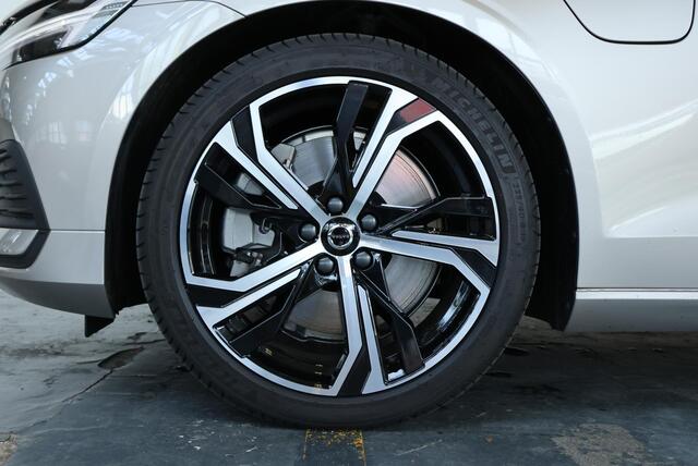 Volvo V60 T6 Plug-in hybrid AWD Essential | Lederen bekleding | BLIS | Parkeersensoren voor + achter | 19'' Lichtmetalen velgen | Stoelverwarming | Google Infotainment | Cruise control adaptief | Parkeercamera