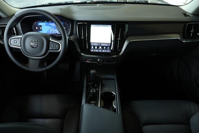 Volvo V60 B4 Essential Edition | Stoelverwarming | Stuurwielverwarming | Parkeersensoren voor + achter | Parkeercamera | BLIS | Lederen Bekleding | Pilot Assist | Google Infotainment