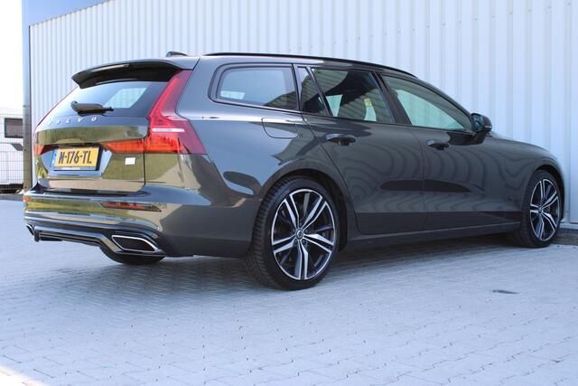 Volvo V60 2.0 T8 Recharge AWD R-Design | Incl. 12 maanden garantie | Pilot assist | Harman/Kardon audio | Memory seats | Stoel/stuurverwarming | Uitklapbare trekhaak | Schuif/kantel dak | Apple carplay/Android auto |