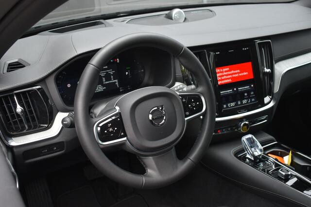 Volvo V60 T6 Plug-in hybrid AWD Ultra Dark | Bowers & Wilkins premium Audio | Massage | Stoel-/Stuurwielverwarming | Head Up Display | 19 inch Lichtmetalen velgen | 360 graden Camera | Panoramisch Schuif-/kanteldak | Lederlook Dashboard | Keyless | Blis | Adaptiev