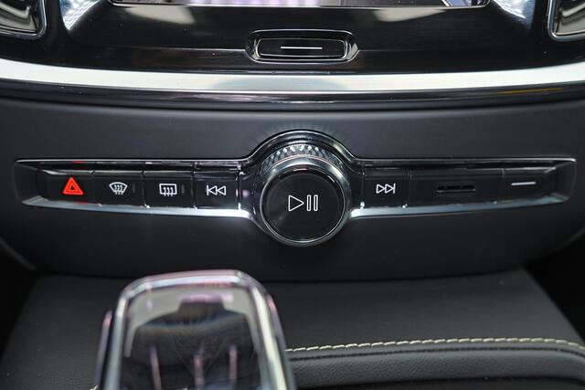 Volvo V60 T6 Recharge AWD Plus Dark - Panorama/schuifdak - IntelliSafe Assist & Surround - 360º Camera - Harman/Kardon audio - Verwarmde voorstoelen, stuur & achterbank - Parkeersensoren voor & achter - Elektr. bedienb. voorstoelen met geheugen - Head up display -