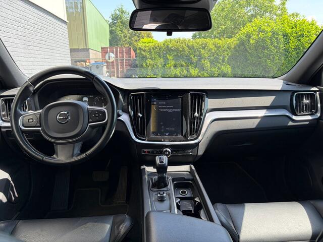 Volvo V60 2.0 T5 251PK Aut. Leder Wegkl.Trekhaak Navi Ecc Adap.Cruise Contourstoelen Apple CarPlay Android Auto Bordherk. High Performance Audio Pdc Momentum Elek.Stoelen+Memory Elek.Achterklep Privacy Glas Lmv 18" Regensensor 1.800KG Trekgewicht Origineel Nederlan
