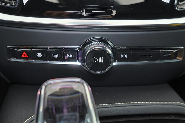 Volvo V60 T6 Recharge AWD Plus Dark - Panorama/schuifdak - IntelliSafe Assist & Surround - 360º Camera - Harman/Kardon audio - Verwarmde voorstoelen, stuur & achterbank - Parkeersensoren voor & achter - Elektr. bedienb. voorstoelen met geheugen - Head up display -