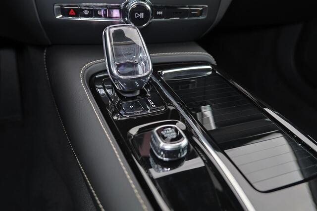 Volvo V60 T6 Recharge AWD Plus Dark - Panorama/schuifdak - IntelliSafe Assist & Surround - 360º Camera - Harman/Kardon audio - Verwarmde voorstoelen, stuur & achterbank - Parkeersensoren voor & achter - Elektr. bedienb. voorstoelen met geheugen - Head up display -