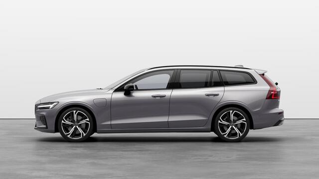 Volvo V60 2.0 T6 Plug-in hybrid AWD Ultra Dark | Sportstoelen | Schuif-/Kanteldak | Full-LED | Adaptieve Cruise Control | Head-Up Display | Stoelverwarming Voor en Achter | 19" | Getint Glas | Harman Kardon Audio | BLIS |