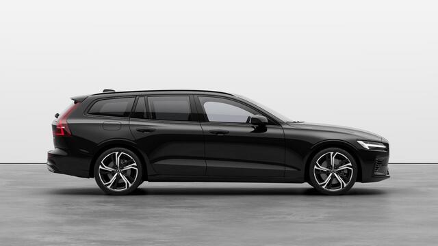 Volvo V60 2.0 T6 Plug-in hybrid AWD Ultra Dark | Sportstoelen | Schuif-/Kanteldak | Full-LED | Adaptieve Cruise Control | Head-Up Display | Stoelverwarming Voor en Achter | 19" | Getint Glas | Harman Kardon Audio | BLIS |