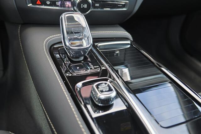 Volvo V60 T6 Recharge AWD Plus Dark - Panorama/schuifdak - IntelliSafe Assist & Surround - 360º Camera - Harman/Kardon audio - Verwarmde voorstoelen, stuur & achterbank - Parkeersensoren voor & achter - Elektr. bedienb. voorstoelen met geheugen - Head up display -