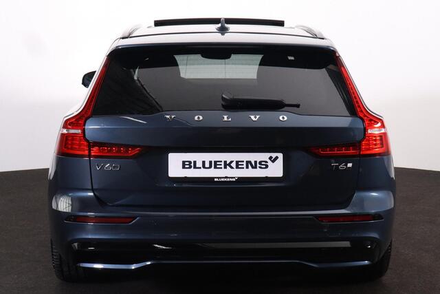 Volvo V60 T6 Recharge AWD Plus Dark - Panorama/schuifdak - IntelliSafe Assist & Surround - 360º Camera - Harman/Kardon audio - Verwarmde voorstoelen, stuur & achterbank - Parkeersensoren voor & achter - Elektr. bedienb. voorstoelen met geheugen - Head up display -