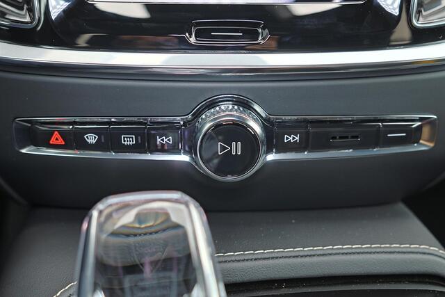 Volvo V60 T6 Recharge AWD Plus Dark - Panorama/schuifdak - IntelliSafe Assist & Surround - 360º Camera - Harman/Kardon audio - Verwarmde voorstoelen, stuur & achterbank - Parkeersensoren voor & achter - Elektr. bedienb. voorstoelen met geheugen - Head up display -