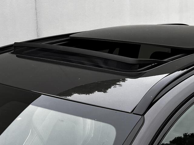Volvo V60 2.0 T8 Plug-in hybrid AWD Plus Dark / Dealer onderhouden / Leder / Panorama schuifdak / Elektrisch verstelbare stoelen met memory / Elektrische achterklep / Adaptive Cruise Control / Stuur-, stoel- & achterbankverwarming / Camera / Apple Carplay/Android A