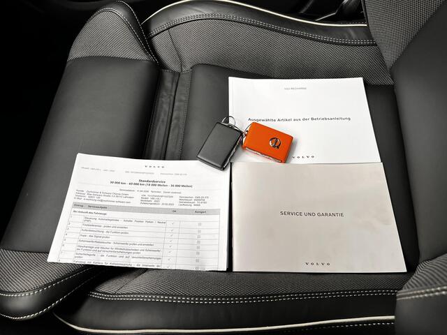 Volvo V60 2.0 T8 Plug-in hybrid AWD Plus Dark / Dealer onderhouden / Leder / Panorama schuifdak / Elektrisch verstelbare stoelen met memory / Elektrische achterklep / Adaptive Cruise Control / Stuur-, stoel- & achterbankverwarming / Camera / Apple Carplay/Android A