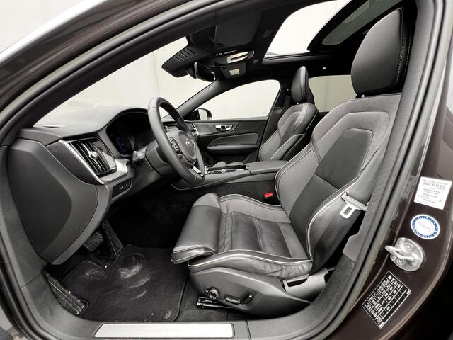 Volvo V60 2.0 T8 Plug-in hybrid AWD Plus Dark / Dealer onderhouden / Leder / Panorama schuifdak / Elektrisch verstelbare stoelen met memory / Elektrische achterklep / Adaptive Cruise Control / Stuur-, stoel- & achterbankverwarming / Camera / Apple Carplay/Android A