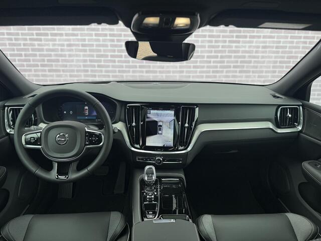 Volvo V60 2.0 T6 Plug-in hybrid AWD Ultra Dark | Sportstoelen| SOH 100%| Schuif-/Kantel dak | Full-LED | Adaptieve Cruise Control | Head-Up Display | Stoelverwarming Voor en Achter | 19" | Getint Glas | Harman Kardon Audio | BLIS |