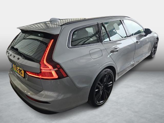 Volvo V60 2.0 B3 Essential Edition | Leder | Adaptieve Cruise Control | Sport Pack | 19" Black Edition Velgen | Stoelverwarming | Park Assist |