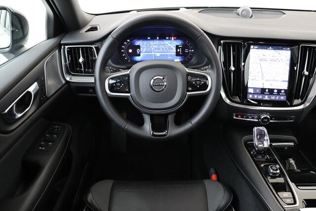 Volvo V60 T6 PLUG-IN HYBRID AWD ULTRA DARK *VOL!* -PANO.DAK|BOWERS&WILKNS|360°CAM|19"|HEAD-UP DISP.|SPORTSTOELEN|BLACK.BADGE
