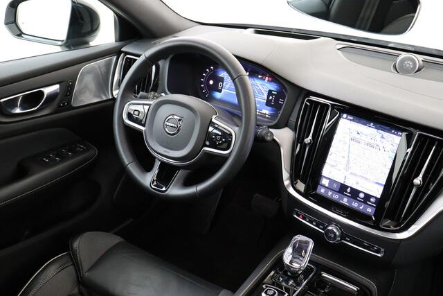 Volvo V60 T6 PLUG-IN HYBRID AWD ULTRA DARK *VOL!* -PANO.DAK|BOWERS&WILKNS|360°CAM|19"|HEAD-UP DISP.|SPORTSTOELEN|BLACK.BADGE