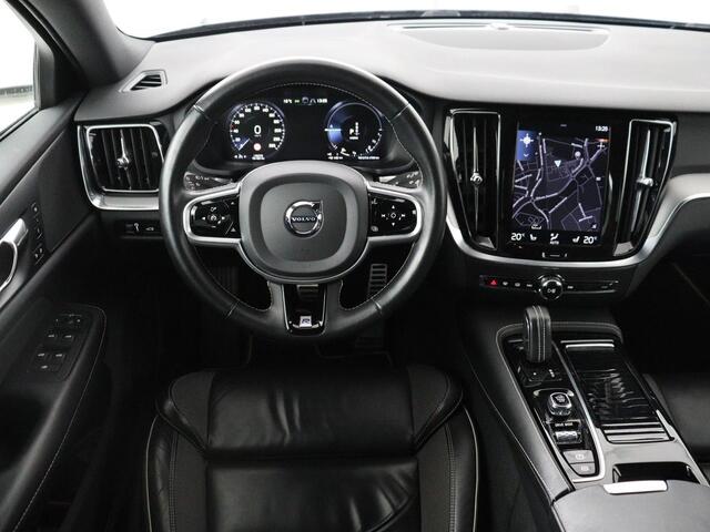 Volvo V60 2.0 T8 Twin Engine AWD R-Design | Trekhaak | Stoelverwarming | Carplay | Sportstoelen | Half leder | Navigatie | Camera | Side Assist | 19'' velgen | Full LED | Standkachel | Cruise control | PHEV | Plug In