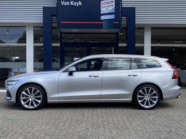 Volvo V60 2.0 T6 Twin Engine AWD Momentum Pro / Luxury Line / Styling Pack / NL-auto / 1e eigenaar / Volledig dealer onderhouden / BTW verrekenbaar / HV-Accu verv. bij 97.000 km / Vol-Lederen comfortstoelen / Open-Panoramadak / Adaptive Cruise + Pilot Assist / LED-