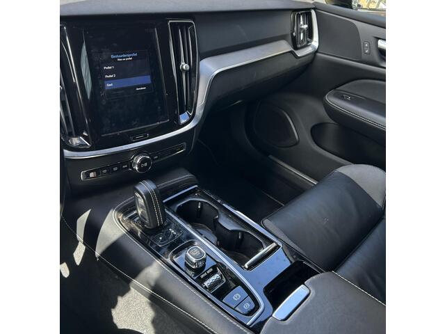Volvo V60 2.0 T8 Twin Engine AWD R-Design 331PK | Achteruitrijcamera | Nieuwe APK | LED | Carplay | Lederen Bekleding | Elektrisch Bestuurdersstoel met Geheugen | Elektrisch Verstelbare Passagiersstoel | Stoelverwarming | Navigatie | 2 Sleutels | Elek Achterklep |
