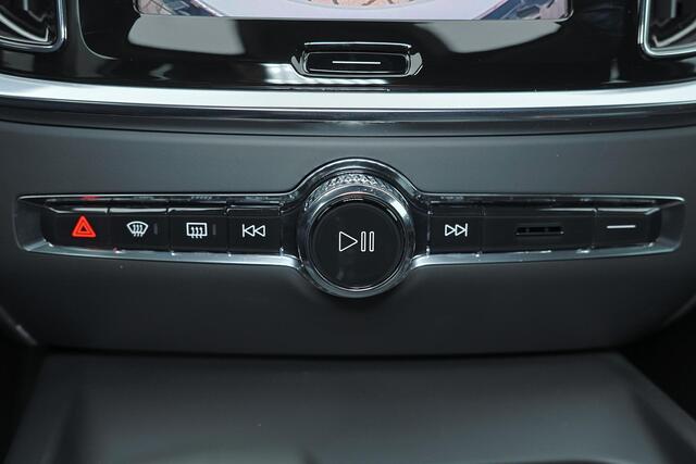 Volvo V60 B4 197pk Essential Edition - Intellisafe Assist/Surround - LED-koplampen - Google Infotainment - Parkeersensoren voor & achter - Parkeercamera achter - Verwarmbare voorstoelen & achterbank - Verwarmbaar stuurwiel - 18' velgen