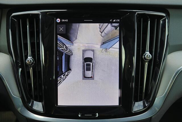Volvo V60 T8 Plug-in hybrid AWD Plus Dark Performance Edit. - Panorama/schuifdak - IntelliSafe Assist & Surround - 360º Camera - Head-up Display - Harman/Kardon audio - Elektrisch verstel. voorstoelen met geheugen - Verwarmbare voorstoelen voor achter & stuurwiel -