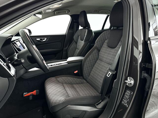 Volvo V60 B4 Essential Edition | Parkeercamera | Stoel- en Stuurverwarming | Trekhaak