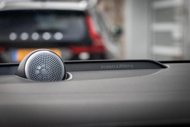 Volvo V60 T6 Plug-in hybrid AWD Ultra Dark | Bowers & Wilkins | 20" Polestar Velgen | Heico Spoiler | Trekhaak | Massage & Ventilatie Stoelen | Adaptieve Cruise Control | Styling Pack | Styling Pack | Black Pack |