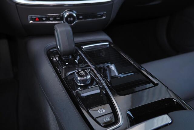 Volvo V60 T8 Recharge AWD Plus Dark - IntelliSafe Assist & Surround - 360º Camera - Harman/Kardon audio - Adaptieve LED koplampen - Verwarmde voorstoelen, stuur & achterbank - Parkeersensoren voor & achter - Elektr. bedienb. voorstoelen met geheugen - Extra getint 