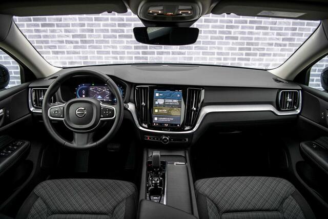 Volvo V60 2.0 B3 Core | Black Pack | Achteruitrijcamera | Parkeersensoren | Keyless Entry | Elektrische Achterklep | Navigatie | Cruise Control Adaptief | BLIS | Lighting Pack | Essential Sport Pack