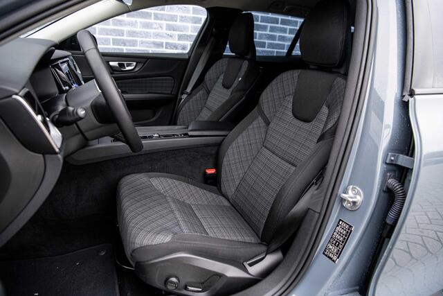 Volvo V60 2.0 B3 Core | Black Pack | Achteruitrijcamera | Parkeersensoren | Keyless Entry | Elektrische Achterklep | Navigatie | Cruise Control Adaptief | BLIS | Lighting Pack | Essential Sport Pack