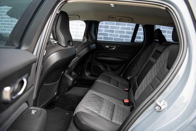 Volvo V60 2.0 B3 Core | Black Pack | Achteruitrijcamera | Parkeersensoren | Keyless Entry | Elektrische Achterklep | Navigatie | Cruise Control Adaptief | BLIS | Lighting Pack | Essential Sport Pack