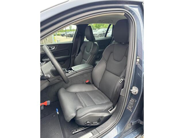 Volvo V60 2.0 T6 Plug-in Hybrid AWD Plus Dark | PHEV Long Range | Achteruitrijcamera | Parkeersensoren | Elektrisch Verstelbare Voorstoelen | Stoelverwarming voor en achter | Harman Kardon Audio | Keyless Entry | Elektrische Achterklep | Navigatie Google Maps | App