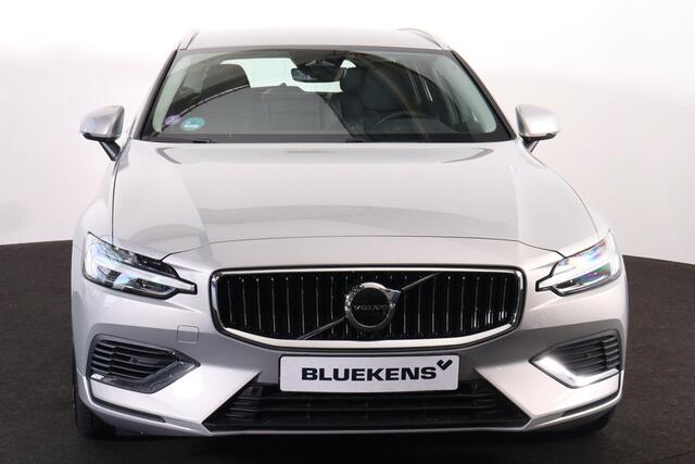 Volvo V60 T6 Recharge AWD Essential Bright - IntelliSafe Assist & Surround - Parkeercamera achter - Verwarmde voorstoelen, stuur & achterbank - Parkeersensoren voor & achter - Inklapbare trekhaak - 18' LMV