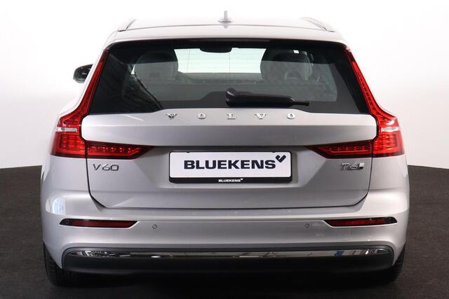 Volvo V60 T6 Recharge AWD Essential Bright - IntelliSafe Assist & Surround - Parkeercamera achter - Verwarmde voorstoelen, stuur & achterbank - Parkeersensoren voor & achter - Inklapbare trekhaak - 18' LMV
