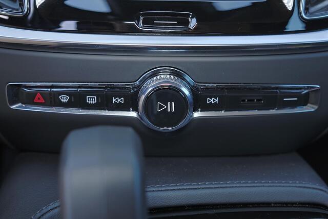 Volvo V60 T6 Recharge AWD Essential Bright - IntelliSafe Assist & Surround - Parkeercamera achter - Verwarmde voorstoelen, stuur & achterbank - Parkeersensoren voor & achter - Inklapbare trekhaak - 18' LMV