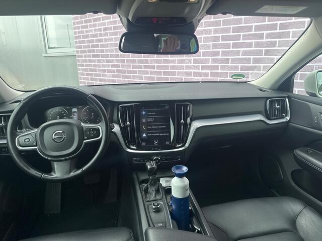 Volvo V60 2.0 T5 Momentum | Trekhaak | Lederen Bekleding | Eletkrische Achterklep | Cruise Control | Navigatie | Apple Carplay | Android Auto | Privacy Glass | Lichtmetalen Velgen 18 inch