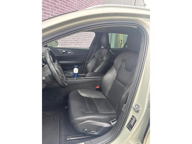 Volvo V60 2.0 T5 Momentum | Trekhaak | Lederen Bekleding | Eletkrische Achterklep | Cruise Control | Navigatie | Apple Carplay | Android Auto | Privacy Glass | Lichtmetalen Velgen 18 inch