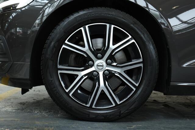 Volvo V60 B3 Essential Edition | Parkeercamera | Parkeersensoren voor + achter | Stoelverwarming voor + achter | Stuurwielverwarming | Dealeronderhouden | Navigatie |