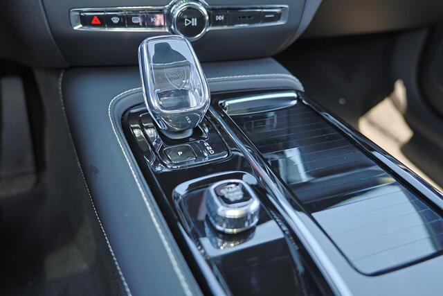Volvo V60 T6 Recharge AWD Plus Dark - Panorama/schuifdak - IntelliSafe Assist & Surround - 360º Camera - Harman/Kardon audio - Verwarmde voorstoelen, stuur & achterbank - Parkeersensoren voor & achter - Elektr. bedienb. voorstoelen met geheugen - Head up display -