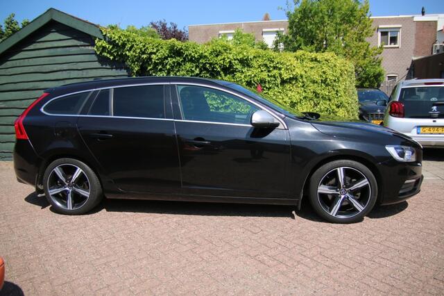 Volvo V60 2.0 T4 Momentum R-Design | Camera achter | Parkeersensoren V+A | Navi