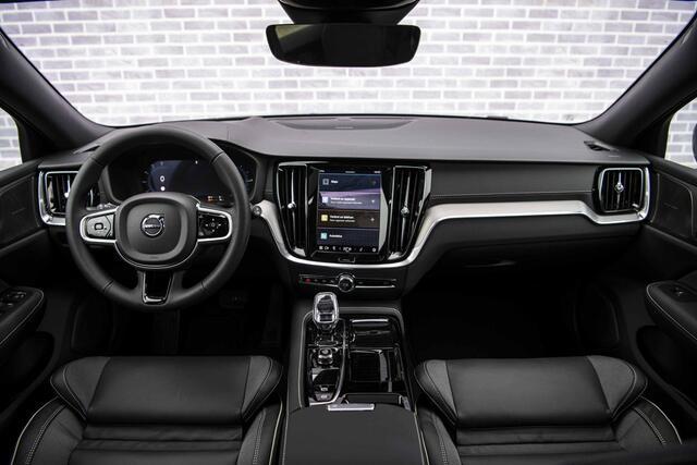 Volvo V60 T6 Plug-in hybrid AWD Ultra Dark | Google | Long Range | Schuif-/Kanteldak | Adaptieve Cruise Control | DAB | Head-Up Display | Camera | Stoelverwarming Voor + Achter | Harman Kardon Audio | Getint Glas | Zitverlenging | Elek. Stoelen | Memory | 19" LM