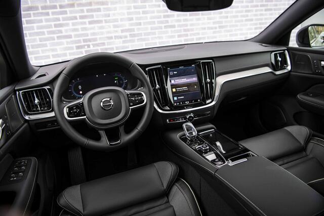 Volvo V60 T6 Plug-in hybrid AWD Ultra Dark | Google | Long Range | Schuif-/Kanteldak | Adaptieve Cruise Control | DAB | Head-Up Display | Camera | Stoelverwarming Voor + Achter | Harman Kardon Audio | Getint Glas | Zitverlenging | Elek. Stoelen | Memory | 19" LM