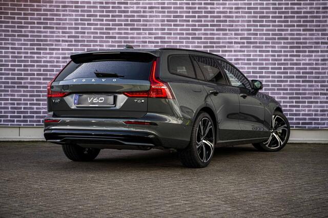 Volvo V60 T6 Plug-in hybrid AWD Ultra Dark | Google | Long Range | Schuif-/Kanteldak | Adaptieve Cruise Control | DAB | Head-Up Display | Camera | Stoelverwarming Voor + Achter | Harman Kardon Audio | Getint Glas | Zitverlenging | Elek. Stoelen | Memory | 19" LM