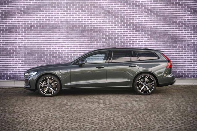 Volvo V60 T6 Plug-in hybrid AWD Ultra Dark | Google | Long Range | Schuif-/Kanteldak | Adaptieve Cruise Control | DAB | Head-Up Display | Camera | Stoelverwarming Voor + Achter | Harman Kardon Audio | Getint Glas | Zitverlenging | Elek. Stoelen | Memory | 19" LM