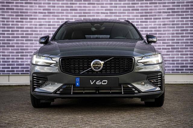 Volvo V60 T6 Plug-in hybrid AWD Ultra Dark | Google | Long Range | Schuif-/Kanteldak | Adaptieve Cruise Control | DAB | Head-Up Display | Camera | Stoelverwarming Voor + Achter | Harman Kardon Audio | Getint Glas | Zitverlenging | Elek. Stoelen | Memory | 19" LM