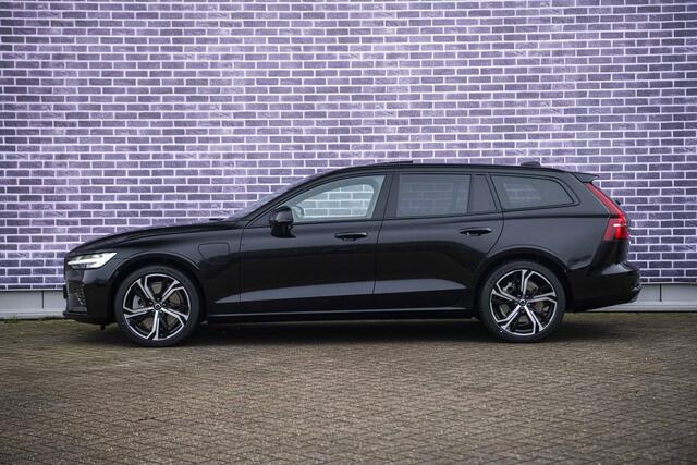 Volvo V60 T6 Plug-in hybrid AWD Ultra Dark | Google | Long Range | Schuif-/Kanteldak | Adaptieve Cruise Control | DAB | Head-Up Display | Camera | Stoelverwarming Voor + Achter | Harman Kardon Audio | Getint Glas | Zitverlenging | Elek. Stoelen | Memory | 19" LM