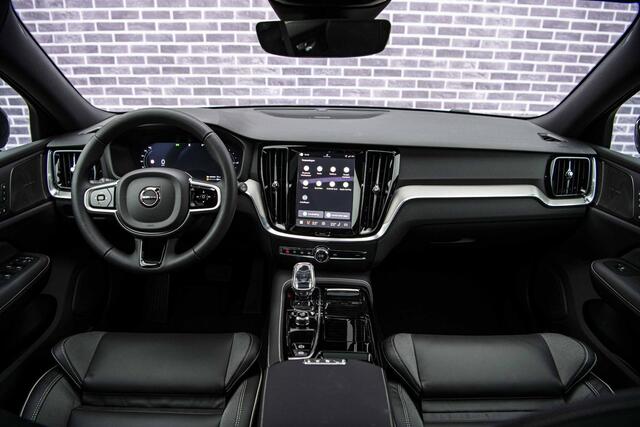 Volvo V60 T6 Plug-in hybrid AWD Ultra Dark | Google | Long Range | Schuif-/Kanteldak | Adaptieve Cruise Control | DAB | Head-Up Display | Camera | Stoelverwarming Voor + Achter | Harman Kardon Audio | Getint Glas | Zitverlenging | Elek. Stoelen | Memory | 19" LM