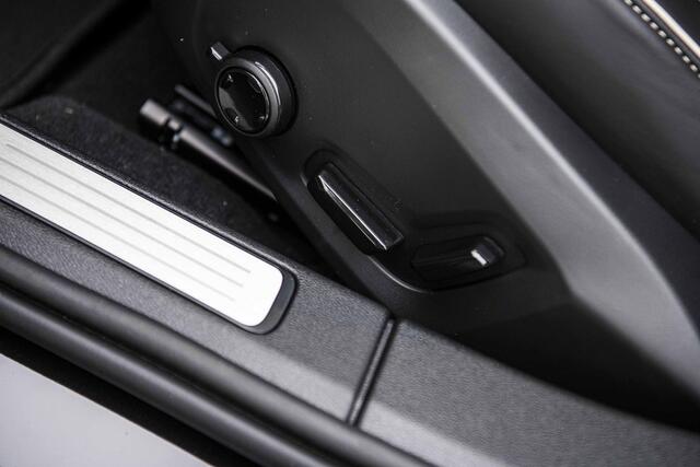 Volvo V60 T6 Plug-in hybrid AWD Ultra Dark | Google | Long Range | Schuif-/Kanteldak | Adaptieve Cruise Control | DAB | Head-Up Display | Camera | Stoelverwarming Voor + Achter | Harman Kardon Audio | Getint Glas | Zitverlenging | Elek. Stoelen | Memory | 19" LM